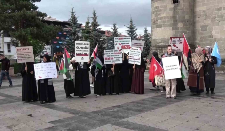 erzurumda-saglik-calisanlari-gazze-icin-anlamli-bir-yuruyus-gerceklestirdi-RHOUL2H4.jpg