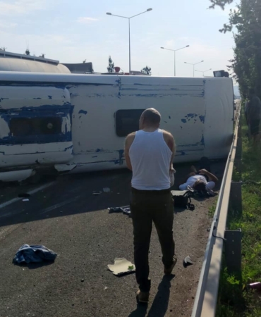 erzurumda-servis-aracinin-devrilmesi-sonucu-6-kisi-yaralandi-tTyyDByn.jpg