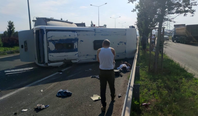 erzurumda-servis-aracinin-devrilmesi-sonucu-6-kisi-yaralandi-tTyyDByn.jpg