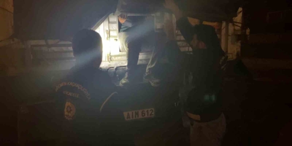 Erzurum'da Tır Dorsesinde Yakalanan 22 Düzensiz Göçmen Olayı Erzurum’da Tır Dorsesinde Yakalanan 22 Düzensiz Göçmen Olayı