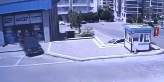 Fren Yerine Gaza Basınca Kontrolden Çıkan Araç, Dükkanın İçine Daldı! Fren Yerine Gaza Basınca Kontrolden Çıkan Araç, Dükkanın İçine Daldı!