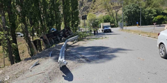 Freni Boşalan Kamyon Uçurumdan Aşağı Düştü: 1 Kişi Hayatını Kaybetti Freni Boşalan Kamyon Uçurumdan Aşağı Düştü: 1 Kişi Hayatını Kaybetti