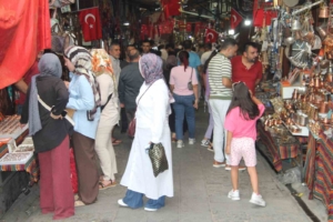 gaziantep-asiri-sicaklara-ragmen-turistlerin-gozdesi-olmaya-devam-ediyor-TGq13VKB.jpg