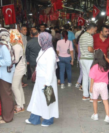gaziantep-asiri-sicaklara-ragmen-turistlerin-gozdesi-olmaya-devam-ediyor-TGq13VKB.jpg