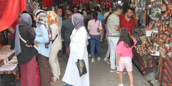 Gaziantep: Aşırı Sıcaklara Rağmen Turistlerin Gözdesi Olmaya Devam Ediyor Gaziantep: Aşırı Sıcaklara Rağmen Turistlerin Gözdesi Olmaya Devam Ediyor