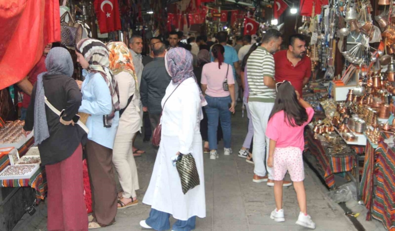 gaziantep-asiri-sicaklara-ragmen-turistlerin-gozdesi-olmaya-devam-ediyor-TGq13VKB.jpg