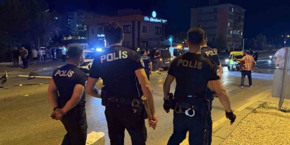 Gaziantep'te 3 Araçlı Kazada Savaş Alanı Görüntüsü: 6 Yaralı, 12 Gözaltı Gaziantep’te 3 Araçlı Kazada Savaş Alanı Görüntüsü: 6 Yaralı, 12 Gözaltı