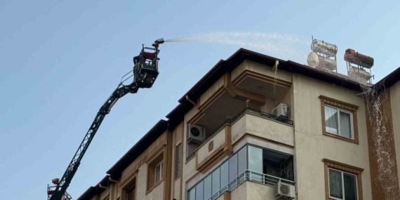 Gaziantep'te 6 Katlı Bina Çatısında Meydana Gelen Yangın Olayı Gaziantep’te 6 Katlı Bina Çatısında Meydana Gelen Yangın Olayı