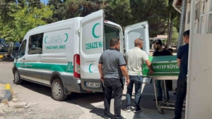 gaziantepte-tirin-traktore-carpmasi-sonucu-1-olu-1-yarali-VsNhRjAu.jpg