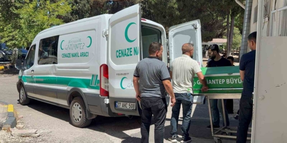 Gaziantep'te Tırın Traktöre Çarpması Sonucu: 1 Ölü, 1 Yaralı Gaziantep’te Tırın Traktöre Çarpması Sonucu: 1 Ölü, 1 Yaralı