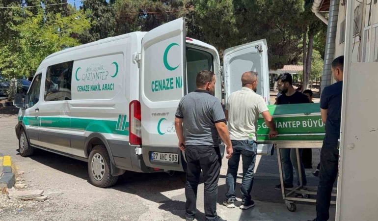gaziantepte-tirin-traktore-carpmasi-sonucu-1-olu-1-yarali-VsNhRjAu.jpg