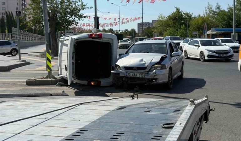 hafif-ticari-arac-ve-otomobil-carpisti-suruculerde-hafif-yaralanmalar-L641c1qC.jpg