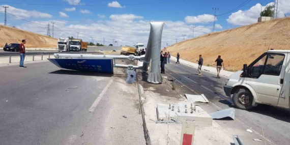 Hafriyat Kamyonu Yön Tabelasına Çarptı: 1 Kişi Yaralandı Hafriyat Kamyonu Yön Tabelasına Çarptı: 1 Kişi Yaralandı