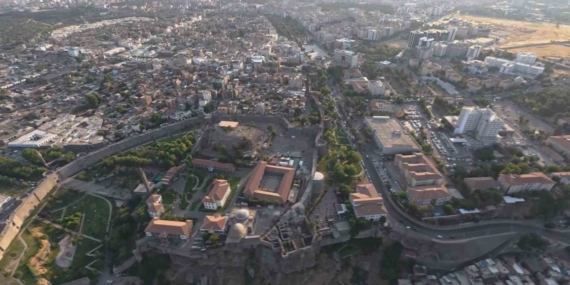 Havadan Diyarbakır’ın Tarihi Güzelliklerini Keşfeden Manzara Tutkunları Havadan Diyarbakır’ın Tarihi Güzelliklerini Keşfeden Manzara Tutkunları