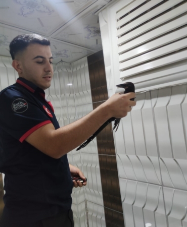 havalandirma-boslugunda-mahsur-kalan-karga-basariyla-kurtarildi-Dtz3sYs7.jpg