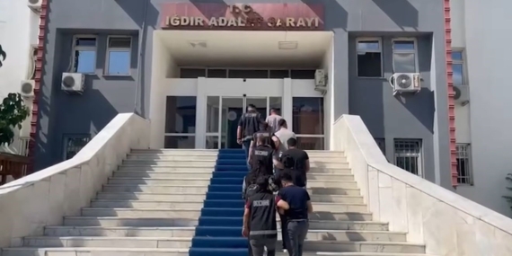 Iğdır ve Kayseri'de Yetenekli Dolandırıcılık Ağı Çözüldü: 5 Kişi Tutuklandı Iğdır ve Kayseri’de Yetenekli Dolandırıcılık Ağı Çözüldü: 5 Kişi Tutuklandı