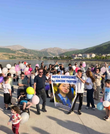 kansere-karsi-verdigi-mucadeleyle-anilan-duygu-icin-gokyuzune-balonlar-ucuruldu-UuIskCHc.jpg
