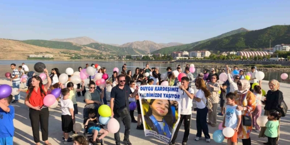 Kansere Karşı Verdiği Mücadeleyle Anılan Duygu İçin Gökyüzüne Balonlar Uçuruldu Kansere Karşı Verdiği Mücadeleyle Anılan Duygu İçin Gökyüzüne Balonlar Uçuruldu