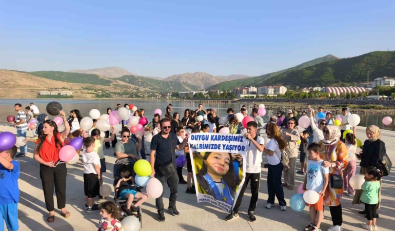kansere-karsi-verdigi-mucadeleyle-anilan-duygu-icin-gokyuzune-balonlar-ucuruldu-UuIskCHc.jpg