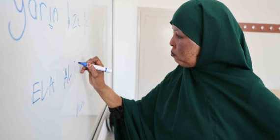 Kanseriyle Mücadele Eden Annesi İçin 6 Bin Kilometre Yol Kat Eden Genç: Türkçe Öğrenme Kararı Aldı Kanseriyle Mücadele Eden Annesi İçin 6 Bin Kilometre Yol Kat Eden Genç: Türkçe Öğrenme Kararı Aldı