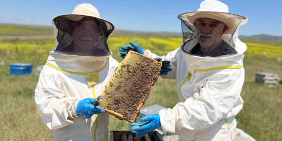 Kars’ta Arıcılık Yapan Öğretmen, Esnaf ve Sağlık Memurundan Gençlere Özgün Çağrı