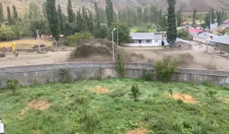karsta-sel-felaketinin-anbean-goruntuleri-2WmZ3QJZ.jpg