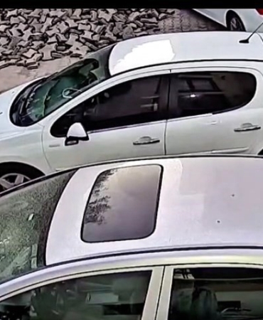 kask-ve-atletle-hirsizlik-girisiminde-bulunan-iki-sahis-kameralara-yansidi-uI6QNFwR.jpg