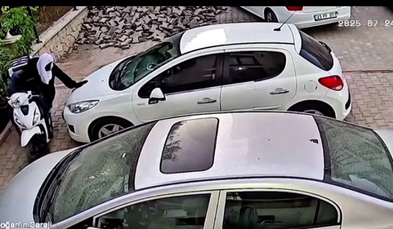 kask-ve-atletle-hirsizlik-girisiminde-bulunan-iki-sahis-kameralara-yansidi-uI6QNFwR.jpg