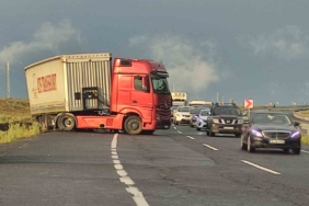 kayan-tir-trafigi-durdurdu-4-kilometrelik-kuyruk-olustu-KYRG7cS8.jpg