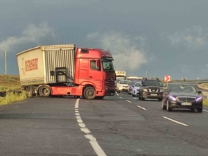 kayan-tir-trafigi-durdurdu-4-kilometrelik-kuyruk-olustu-KYRG7cS8.jpg