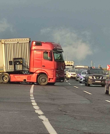 kayan-tir-trafigi-durdurdu-4-kilometrelik-kuyruk-olustu-KYRG7cS8.jpg
