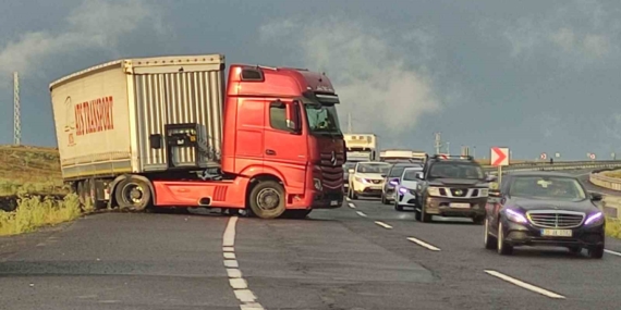 Kayan Tır Trafiği Durdurdu: 4 Kilometrelik Kuyruk Oluştu Kayan Tır Trafiği Durdurdu: 4 Kilometrelik Kuyruk Oluştu