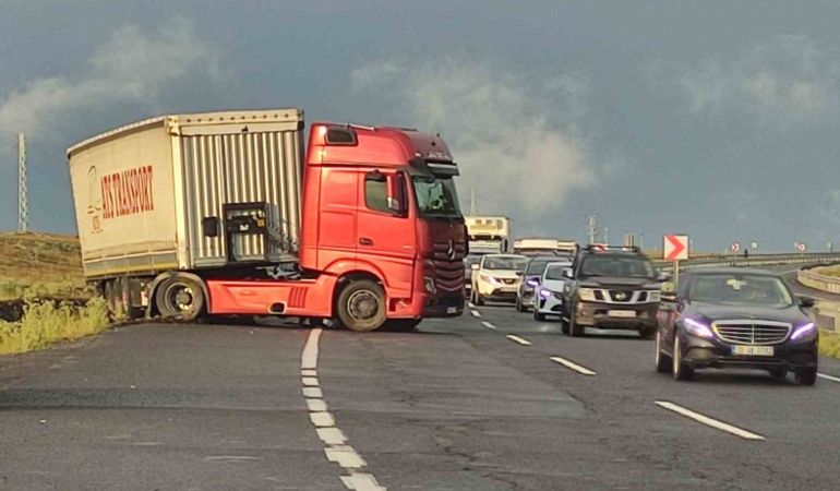kayan-tir-trafigi-durdurdu-4-kilometrelik-kuyruk-olustu-KYRG7cS8.jpg
