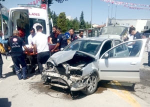 kaza-ani-iki-arac-carpisti-dort-yarali-aurK2Fb4.jpg