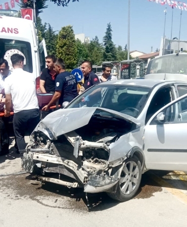 kaza-ani-iki-arac-carpisti-dort-yarali-aurK2Fb4.jpg