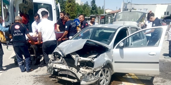 Kaza Anı: İki Araç Çarpıştı, Dört Yaralı! Kaza Anı: İki Araç Çarpıştı, Dört Yaralı!