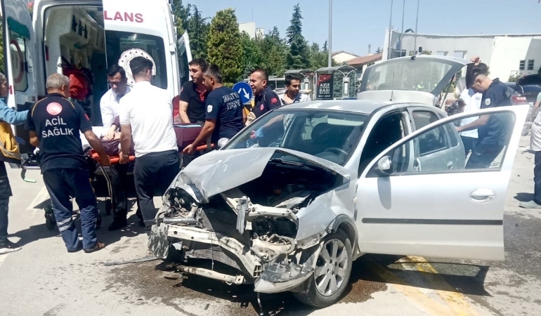 kaza-ani-iki-arac-carpisti-dort-yarali-aurK2Fb4.jpg
