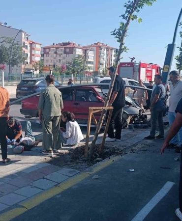 kontrolden-cikan-arac-refuje-carpti-4-kisi-yaralandi-bTwsNltt.jpg