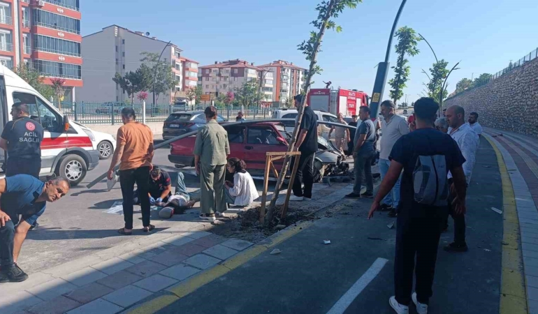kontrolden-cikan-arac-refuje-carpti-4-kisi-yaralandi-bTwsNltt.jpg
