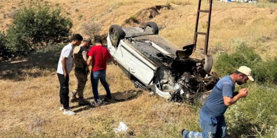 Kontrolden Çıkan Otomobil Takla Attı: 2 Yaralı! Kontrolden Çıkan Otomobil Takla Attı: 2 Yaralı!