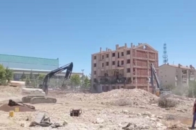 korna-sesiyle-yikilan-agir-hasarli-bina-bir-felaketin-hikayesi-yhYiG8ub.jpg