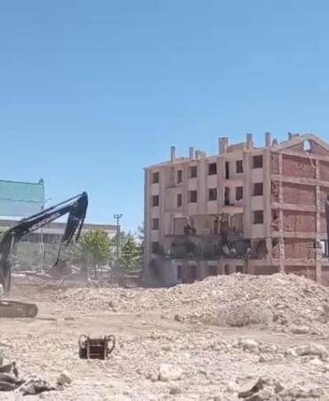 korna-sesiyle-yikilan-agir-hasarli-bina-bir-felaketin-hikayesi-yhYiG8ub.jpg