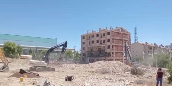 Korna Sesiyle Yıkılan Ağır Hasarlı Bina: Bir Felaketin Hikayesi Korna Sesiyle Yıkılan Ağır Hasarlı Bina: Bir Felaketin Hikayesi