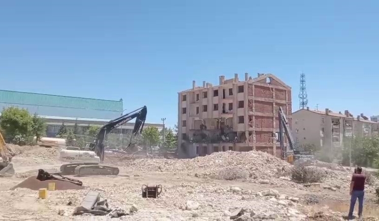 korna-sesiyle-yikilan-agir-hasarli-bina-bir-felaketin-hikayesi-yhYiG8ub.jpg