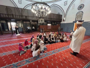 kuran-kursu-ogrencileri-husrev-pasa-camiinde-manevi-huzuru-yasadi-fW6FzLaD.jpg