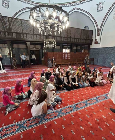 kuran-kursu-ogrencileri-husrev-pasa-camiinde-manevi-huzuru-yasadi-fW6FzLaD.jpg