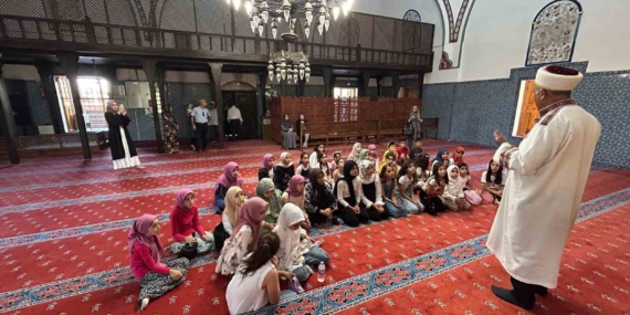 Kur’an Kursu Öğrencileri, Hüsrev Paşa Camii'nde Manevi Huzuru Yaşadı Kur’an Kursu Öğrencileri, Hüsrev Paşa Camii’nde Manevi Huzuru Yaşadı