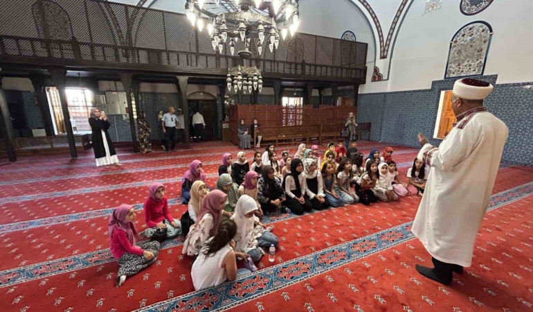 kuran-kursu-ogrencileri-husrev-pasa-camiinde-manevi-huzuru-yasadi-fW6FzLaD.jpg