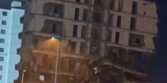 Malatya'da 7 Katlı Ağır Hasarlı Bina Saniyeler İçinde Yıkıldı: Gözler Önünde Korkunç Anlar Malatya’da 7 Katlı Ağır Hasarlı Bina Saniyeler İçinde Yıkıldı: Gözler Önünde Korkunç Anlar
