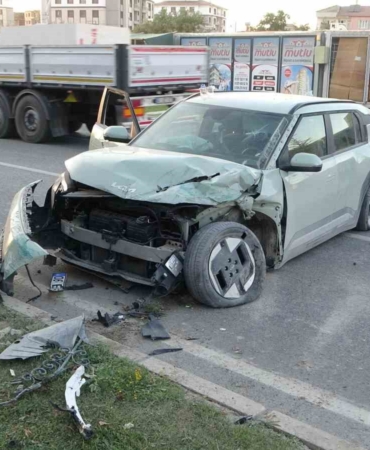 malatyada-kontrolden-cikan-arac-refuje-carpti-3-kisi-yaralandi-ZU3piuCj.jpg
